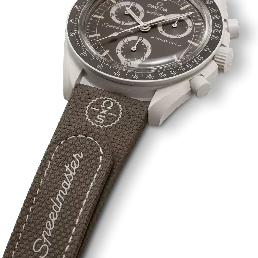 MoonSwatch em borracha castanho-escuro/areia