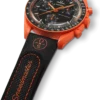 MoonSwatch em borracha preta/laranja