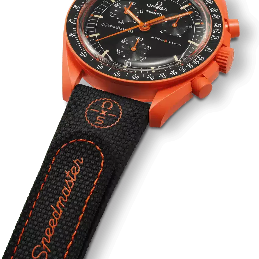 MoonSwatch em borracha preta/laranja