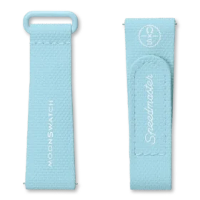 Pulseira MoonSwatch em borracha azul-claro/branca